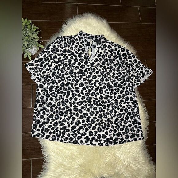 Lane Bryant animal print v cut out mock neck flutter sleeves sz 24 - Picture 2 of 7